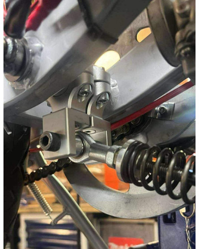 Ressort moteur Will Racing Peugeot 103 SP MVL pour carters Polini Malossi avec rotule uniball et patte fixation châssis alu